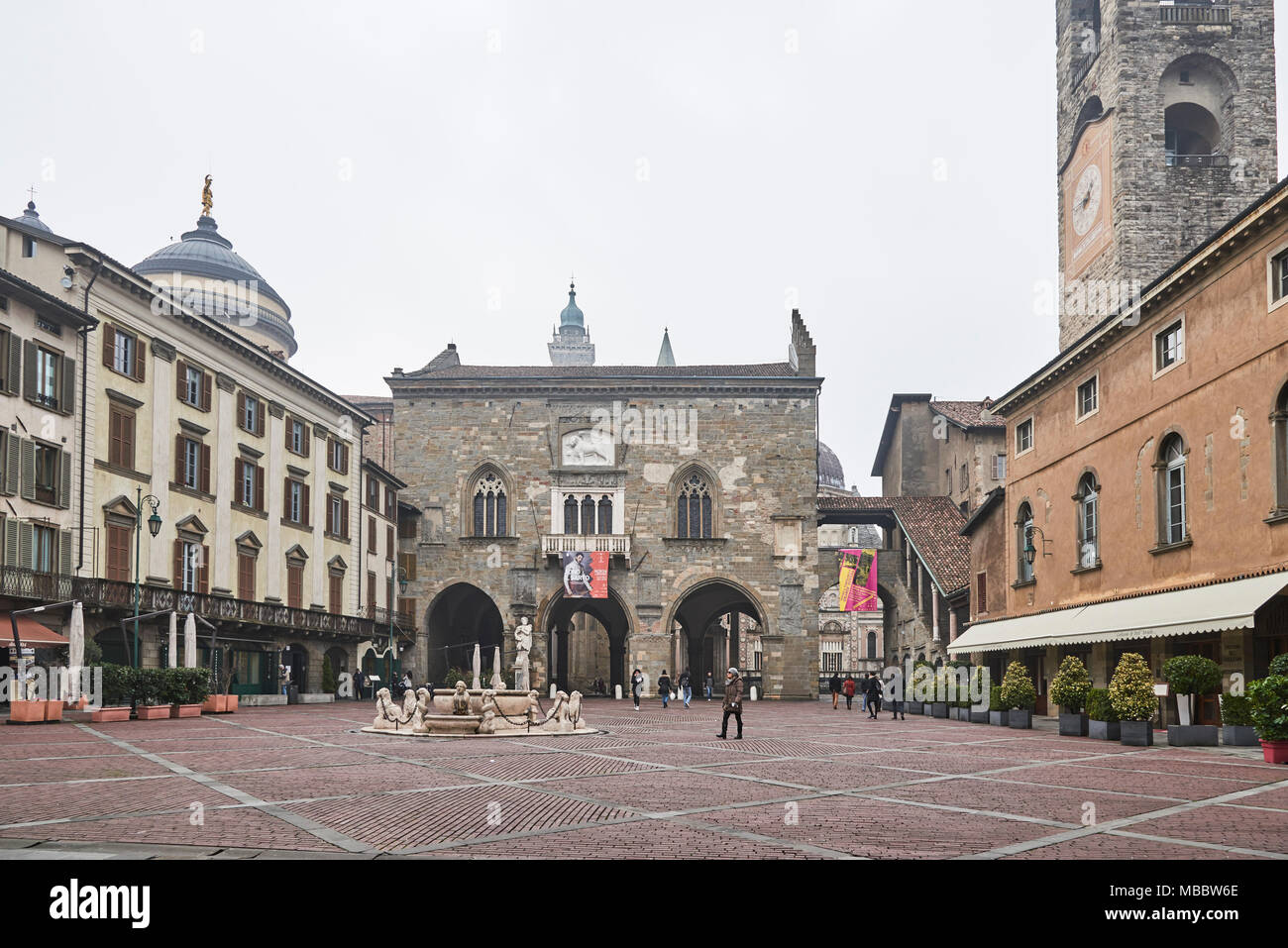 Bergamo, Italien - 23. Februar 2016: Piazza Vecchia, alten Platz in der oberen Stadt und Ragione Palast, Sitz der Verwaltung des Ci Stockfoto