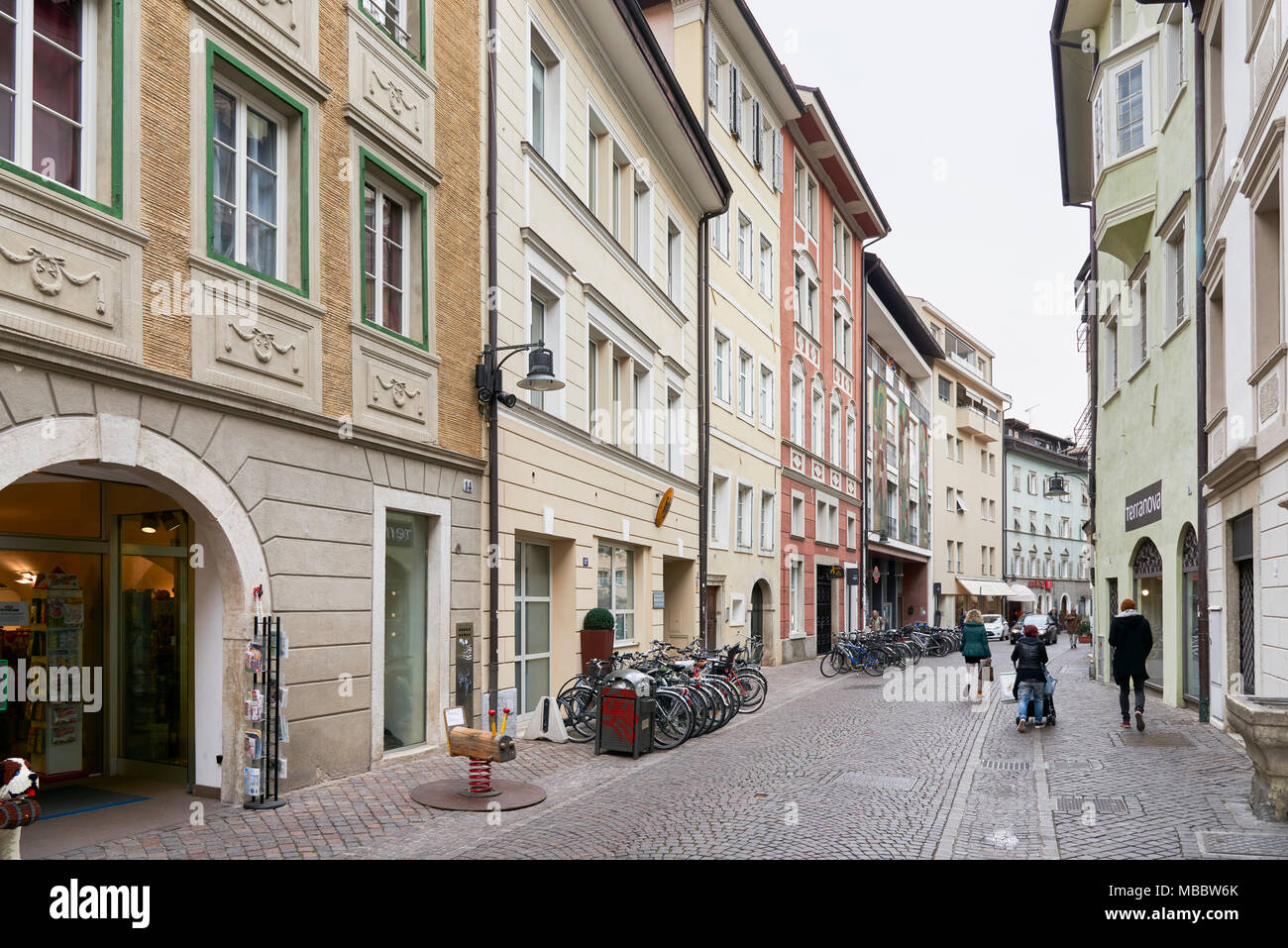 Bozen, Italien - 22. Februar 2016: Blick auf Dorf Straße in Bozen. Die Stadt ist die Hauptstadt der Provinz Südtirol und bei weitem die Larg Stockfoto Bozen, Italien - 22. Februar 2016: Blick auf Dorf Straße in Bozen. Die Stadt ist die Hauptstadt der Provinz Südtirol und bei weitem die Larg Stockfoto