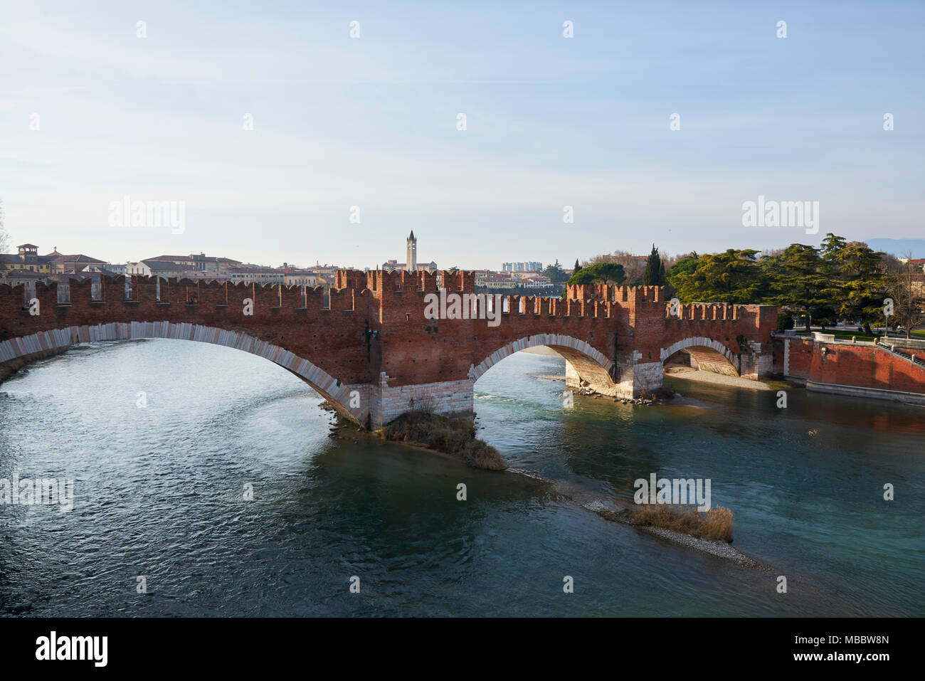 Verona, Italien - Februar 20, 2016: Ponte di Castel Vecchio (Scaliger Brücke), eine befestigte Brücke in Verona, Norditalien, über die Etsch. Es ist Stockfoto