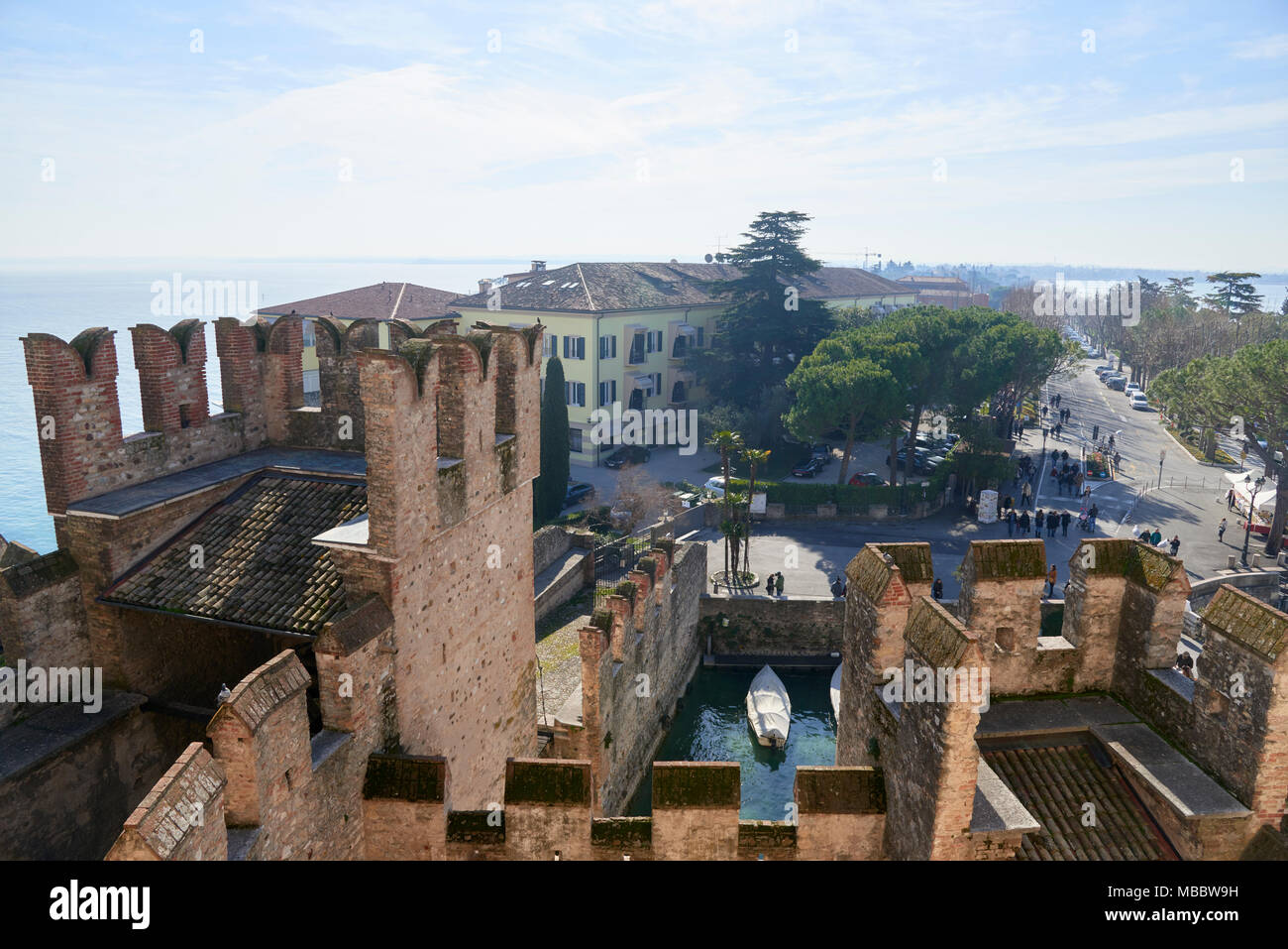 Sirmione, Italien - 21. Februar 2016: Die Scaliger Burg ist eine mittelalterliche Hafen Festung am Eingang des sirmium Halbinsel, die Kluft entfernt Stockfoto