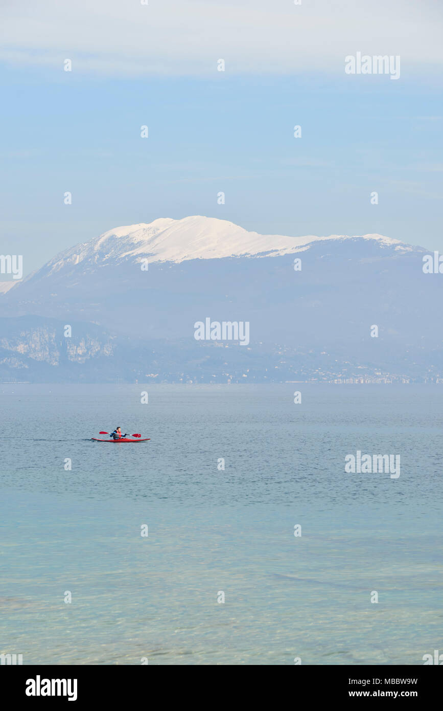 Sirmione, Italien - 21. Februar 2016: Landschaft des Gardasees, Blick von der Halbinsel von Sirmione, die im unteren Teil des Gardasees teilt. Es ist eine berühmte Stockfoto