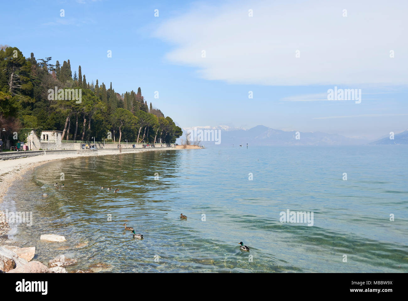 Sirmione, Italien - 21. Februar 2016: Landschaft an der Küste der Halbinsel von Sirmione, die im unteren Teil des Gardasees teilt. Es ist eine berühmte Ferienhäuser Stockfoto