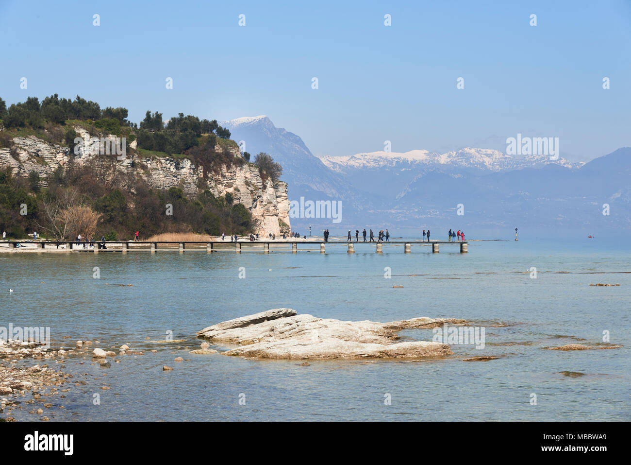 Sirmione, Italien - 21. Februar 2016: Küste der Halbinsel von Sirmione, die im unteren Teil des Gardasees teilt. Es ist eine berühmte Ort für einen langen Urlaub Stockfoto
