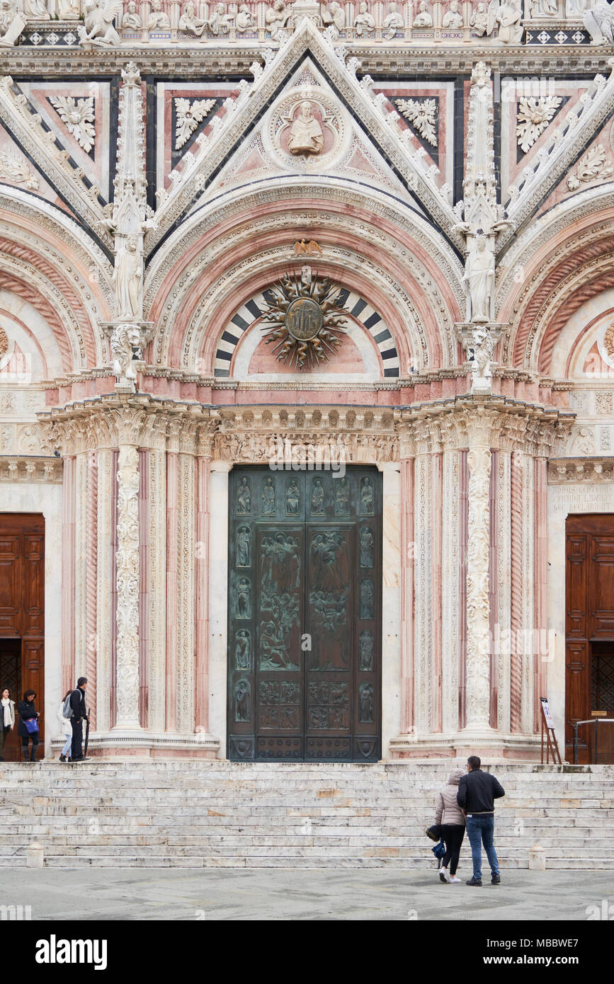 Siena, Italien - Februar 16, 2016: vordere Türen der Dom von Siena, eine mittelalterliche Kirche im romanischen und gotischen Stil erbaut. Es ist berühmt für Stockfoto