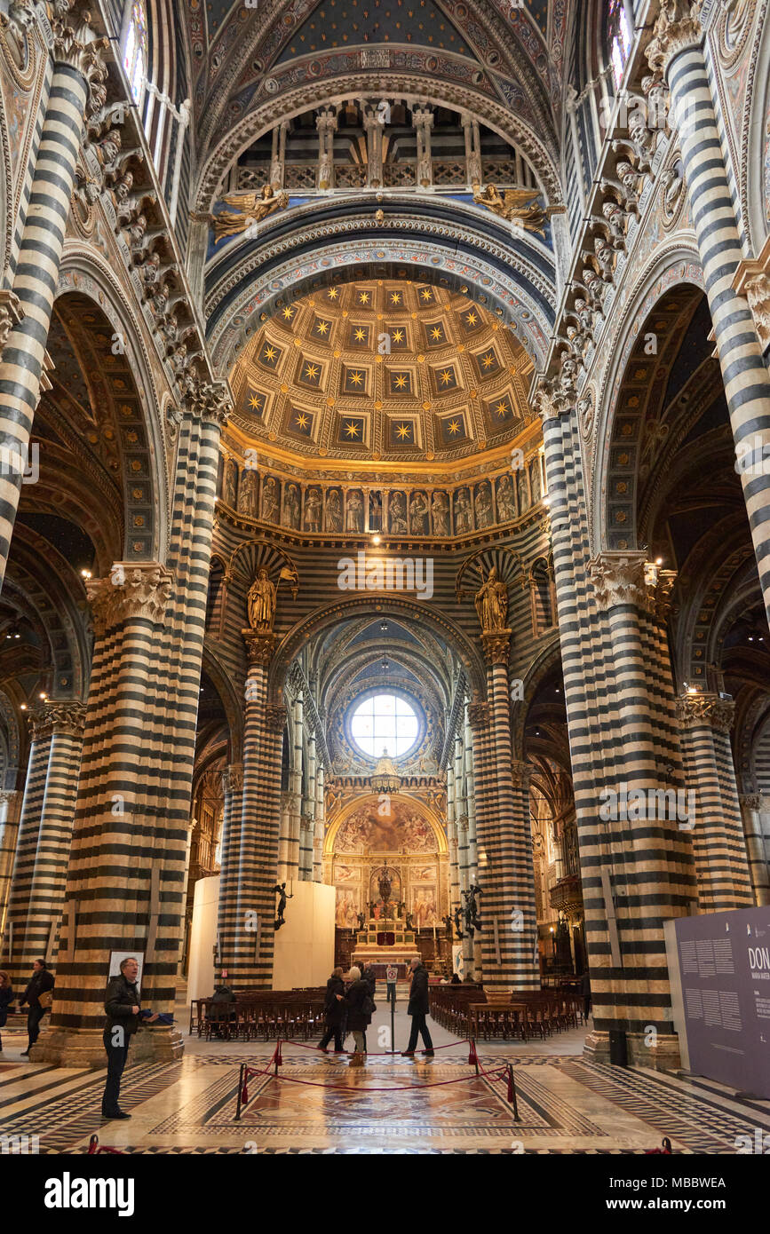 Siena, Italien - Februar 16, 2016: Innenraum des Duomo di Siena (Santa Maria Assunta), eine mittelalterliche Kirche im romanischen und gotischen Stil erbaut, Stockfoto