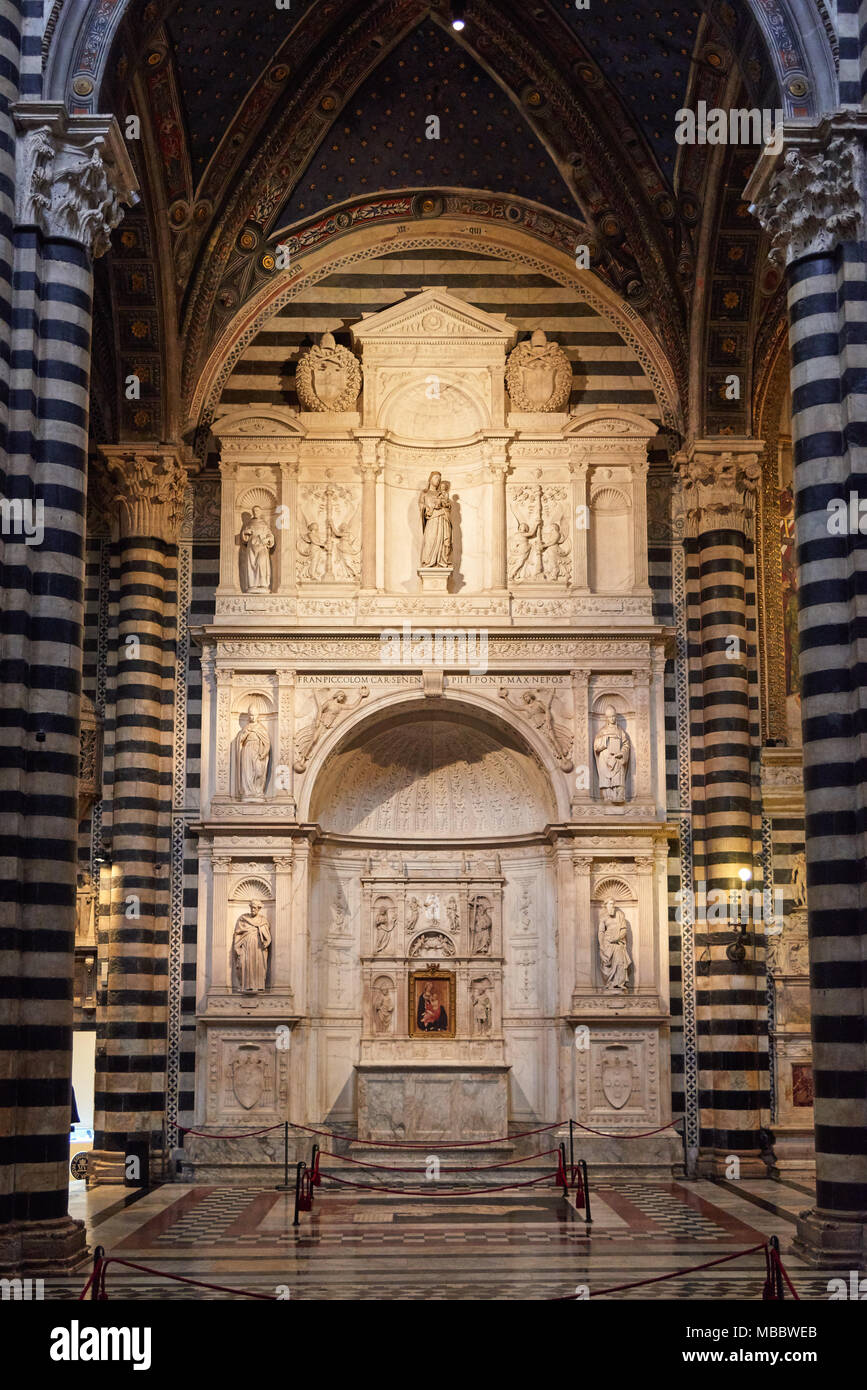 Siena, Italien - Februar 16, 2016: Piccolomini Altar von Andrea: bregno im Dom von Siena (Santa Maria Assunta), eine mittelalterliche Kirche im romanischen Stil gebaut Stockfoto