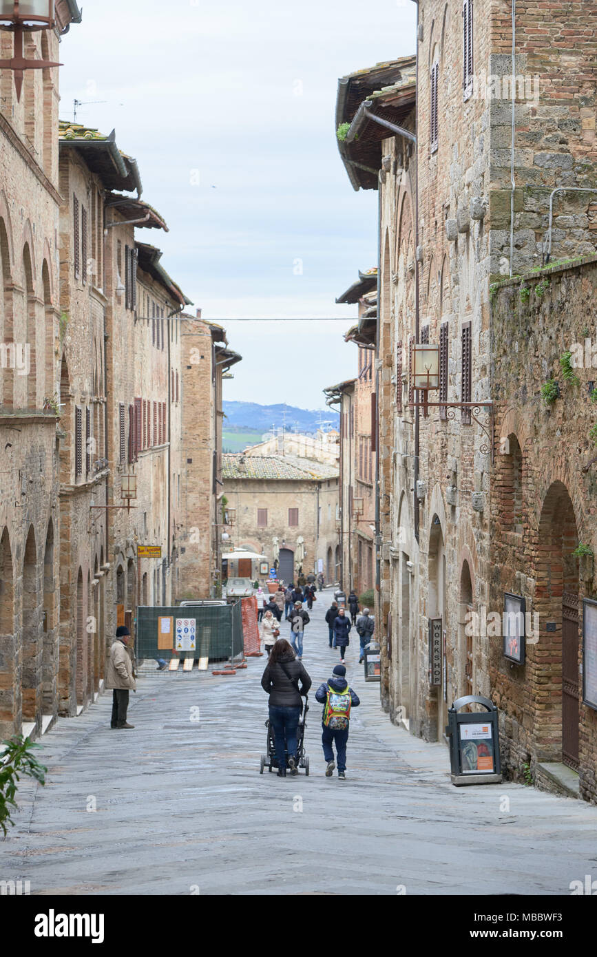 Siena, Italien - Februar 16, 2016: Straße von San Gimignano, einer kleinen ummauerten mittelalterlichen Stadt Siena. Es ist bekannt für seine mittelalterliche Architektur und w Stockfoto