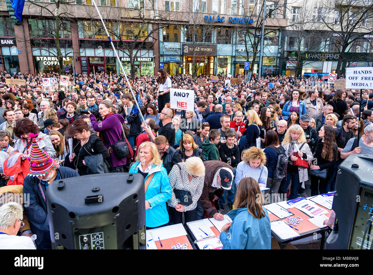 Protest gegen Schritte durch PM Andrej Babis und sein Kabinett ohne Vertrauen des Parlaments berücksichtigt. Stockfoto