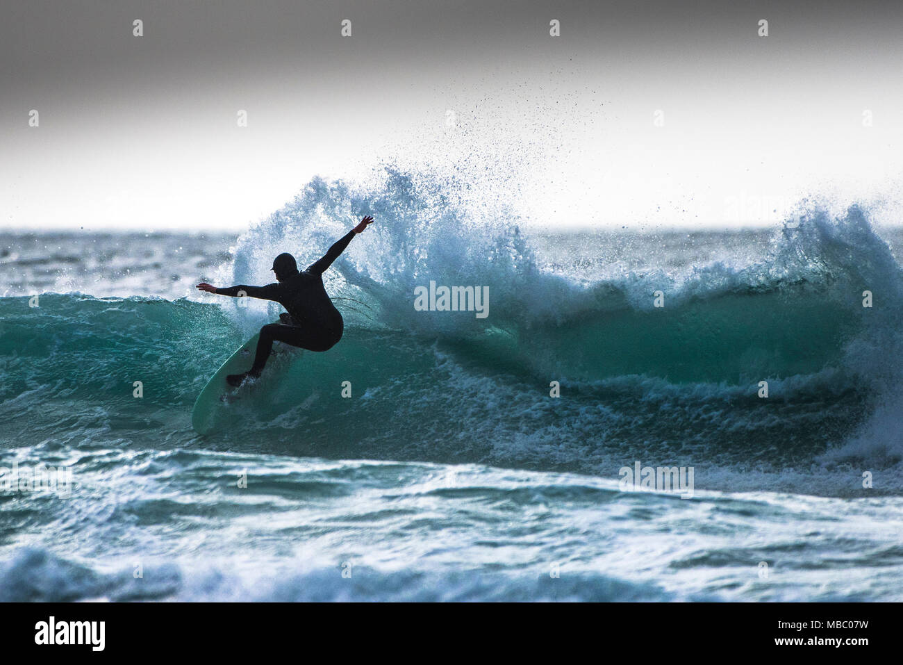 Ein Surfer bei einer klassischen Snap manövrieren. Stockfoto