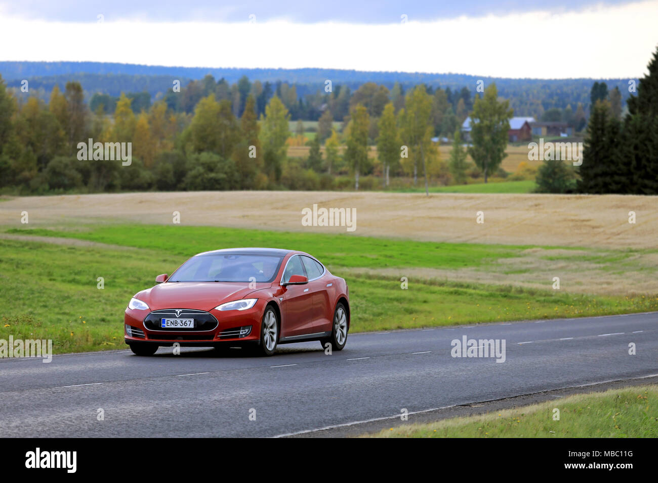 JAMSA, Finnland - 21 September 2017: Rot Tesla Model S elektrische Auto bewegt sich entlang der Scenic Highway in Finnland im Herbst. Stockfoto