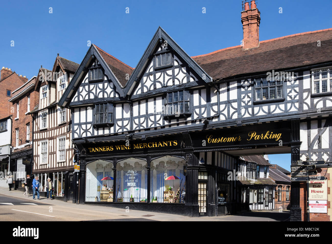 Gerber Weinhändler Geschäft mit regionalen Weinen in schwarze und weiße Fachwerkhaus. Wyle Cop, Shrewsbury, Shropshire, West Midlands, England, Großbritannien Stockfoto