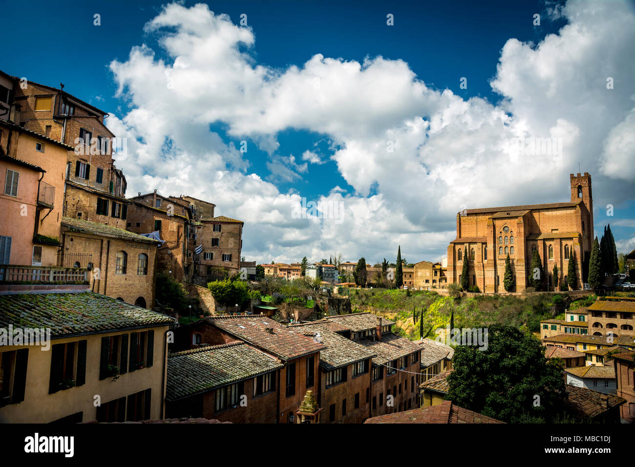 Blick über Siena an einem sonnigen Tag in der Toskana Stockfoto