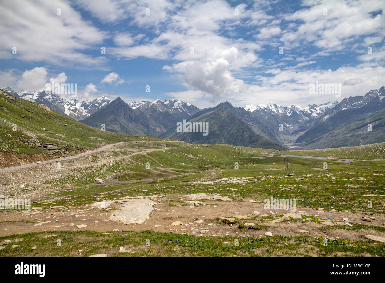 Blick nach Norden ab Rothang Pass in der Pir Pinjal Palette von Himalaya, nördlich von Lijiang auf dem Weg nach Leh. Hohe Gipfel haben Schnee und Gletschern. Stockfoto