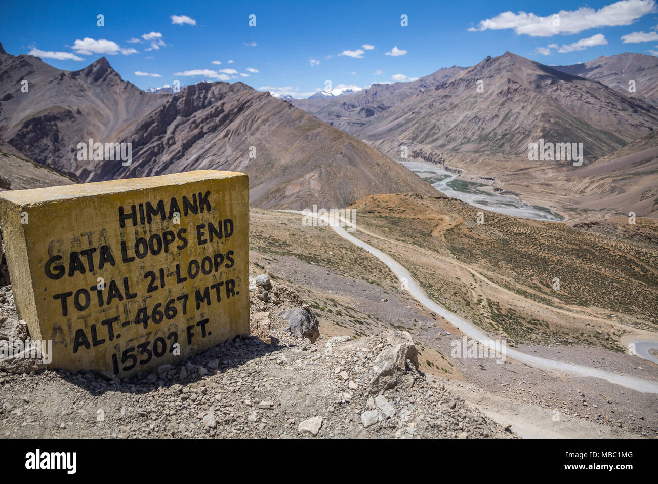 Schild am Aussichtspunkt über die Gata Schleifen auf dem Manali nach Leh Straße über den Himalaya, der Fluss Tal; und ariden Berggipfel von Ladakh, Indien Stockfoto