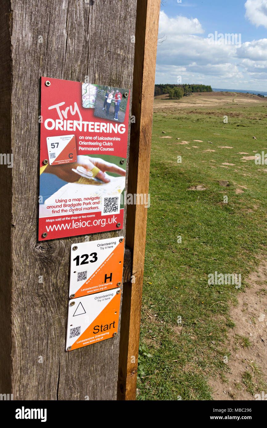 Versuchen Sie, Orientierungslauf und control point Zeichen auf hölzernen Pfosten in Bradgate Park Leicestershire, Großbritannien Stockfoto