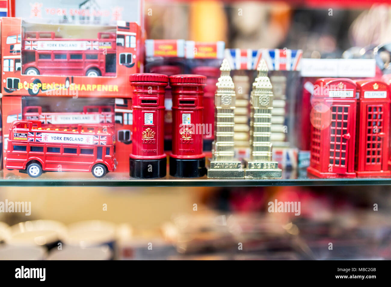 Ein Londoner Souvenir shop anzeigen Britische Andenken einschliesslich die Londoner Busse, britischen roten Briefkästen, Big Ben Ornamente und roten Britische Telefonzellen Stockfoto