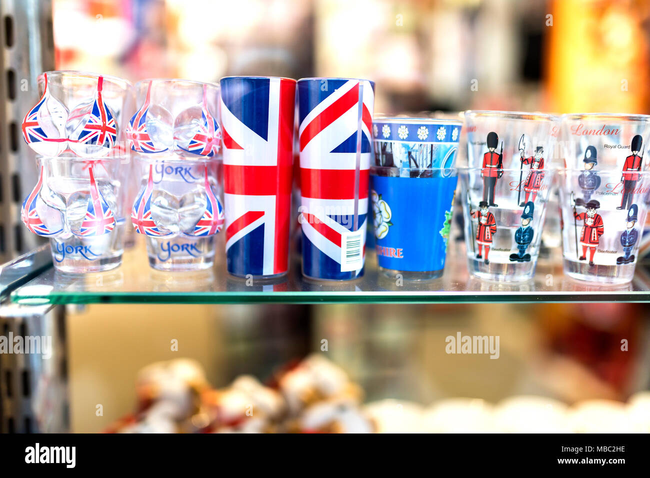 Ein Londoner Souvenir shop Deutsch angezeigte Shot Gläser mit der Union Jack, Ruhig bleiben und weitermachen und beefeater und London Tower Guards auf Th gedruckt Stockfoto