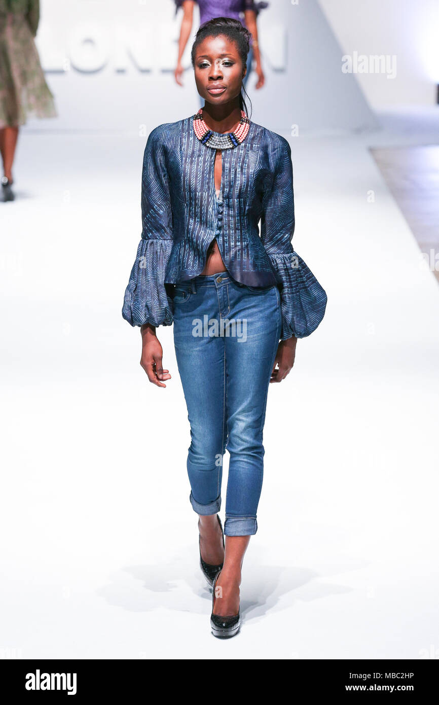 London, UK, August 2014, designer Ade Bakare präsentiert seine neue Kollektion an Afrika Fashion Week London 2014. Mariusz Goslicki/Alamy Stockfoto