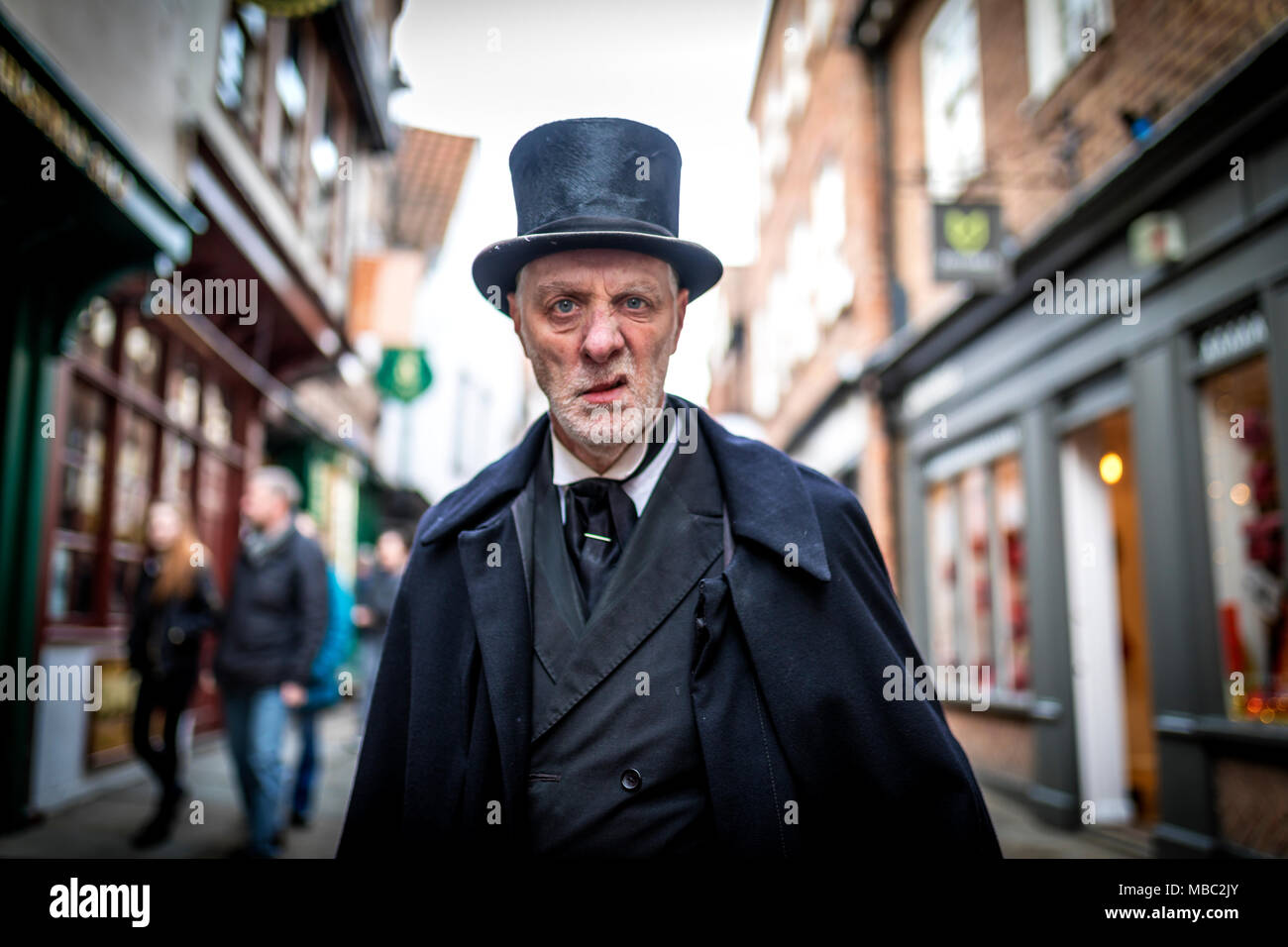 16. Februar 2018, The Shambles, York. Ghost Tour Guide gekleidet wie eine bedrohliche Viktorianischen männlichen undertaker an der Kamera spöttisch in Großbritannien Stockfoto