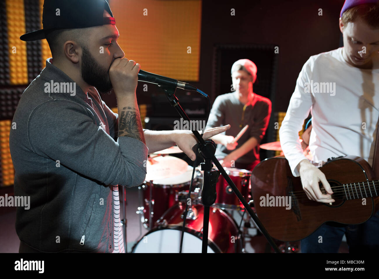 Moderne Musik Band im Studio Stockfoto