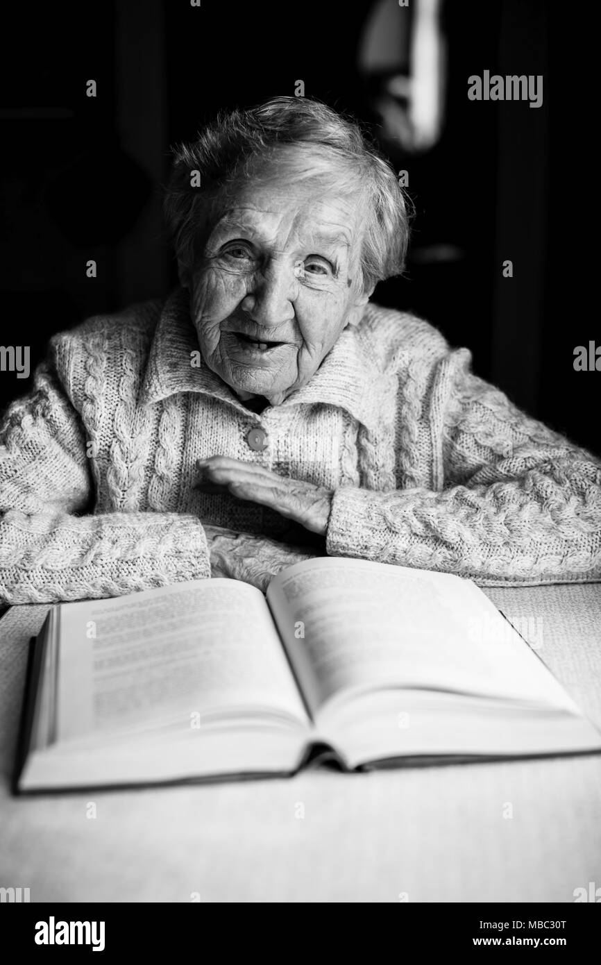 Hübsche alte ältere frau dame SchwarzweißStockfotos und bilder Alamy