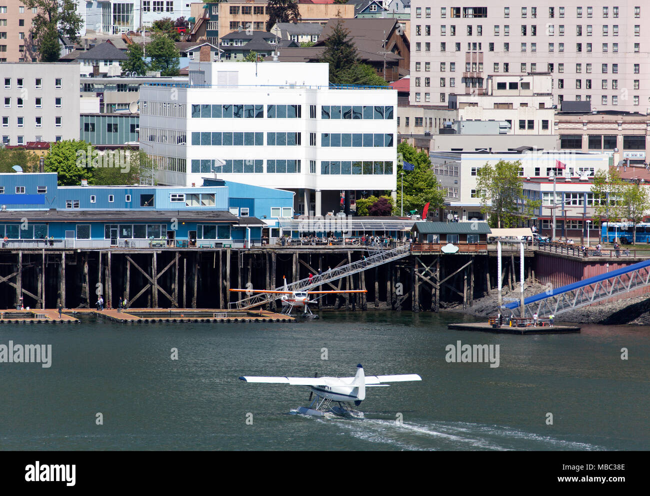 Das kleine Flugzeug landete auf einem Wasser Vor von Juneau (Alaska). Stockfoto