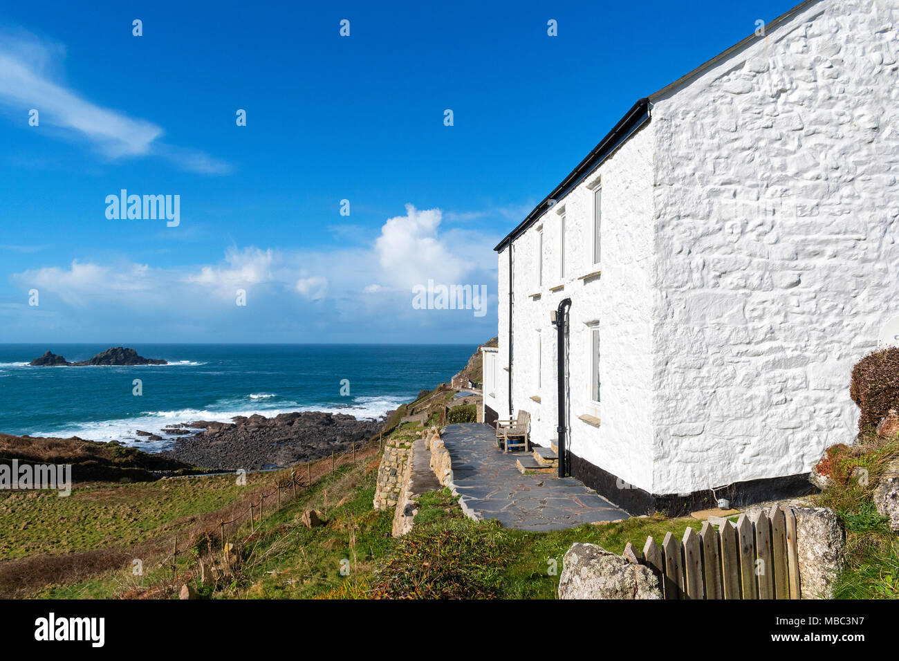 Ferienhaus Haus mit Blick auf den atlantischen Ozean bei Cape Cornwall, Cornwall, England, Großbritannien, Großbritannien. Stockfoto