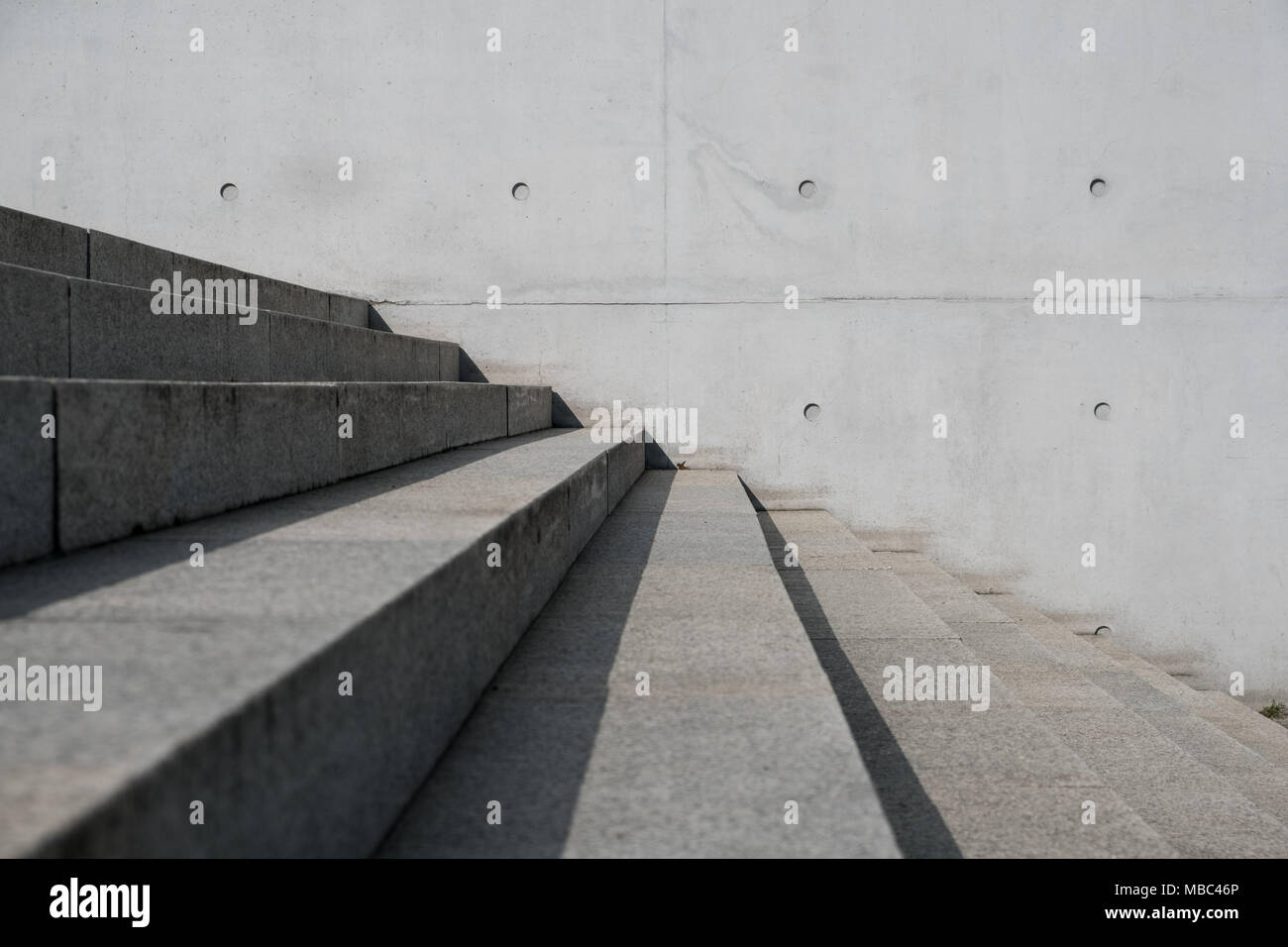 Treppen im Freien und konkreten Hintergrund - Treppe, außen Gebäude Stockfoto