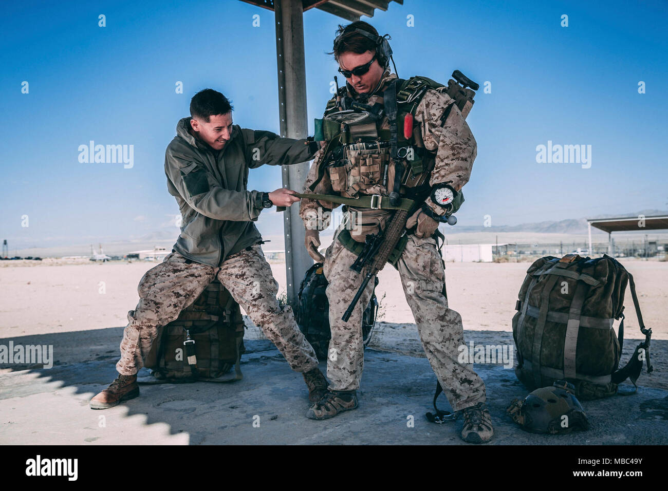 Marines mit 3 Reconnaissance Bataillon, 3rd Marine Division, III Marine Expeditionary Force bereiten Sie ihren Gang beim Marine Corps Air Ground Combat Center, Twentynine Palms, Calif., 13.02.2018, als Teil der integrierten Übung 2-18. Der Zweck von ITX ist eine anspruchsvolle, realistische Umgebung, produziert combat ready"-Kräfte, die als integrierte Magtf zu erstellen. (U.S. Marine Corps Stockfoto