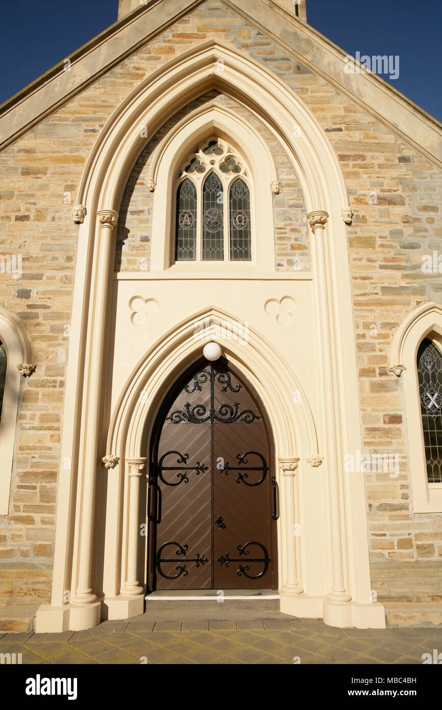 Detail der Eingangstür Kirche. Stockfoto