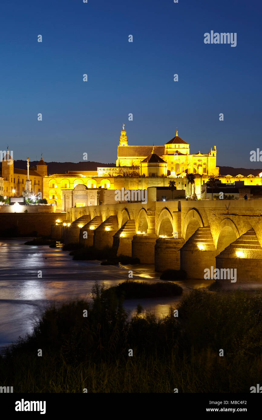 Die römische Brücke über den Fluss Guadalquivir und die Moschee Kathedrale von Córdoba, Andalusien, Spanien Stockfoto