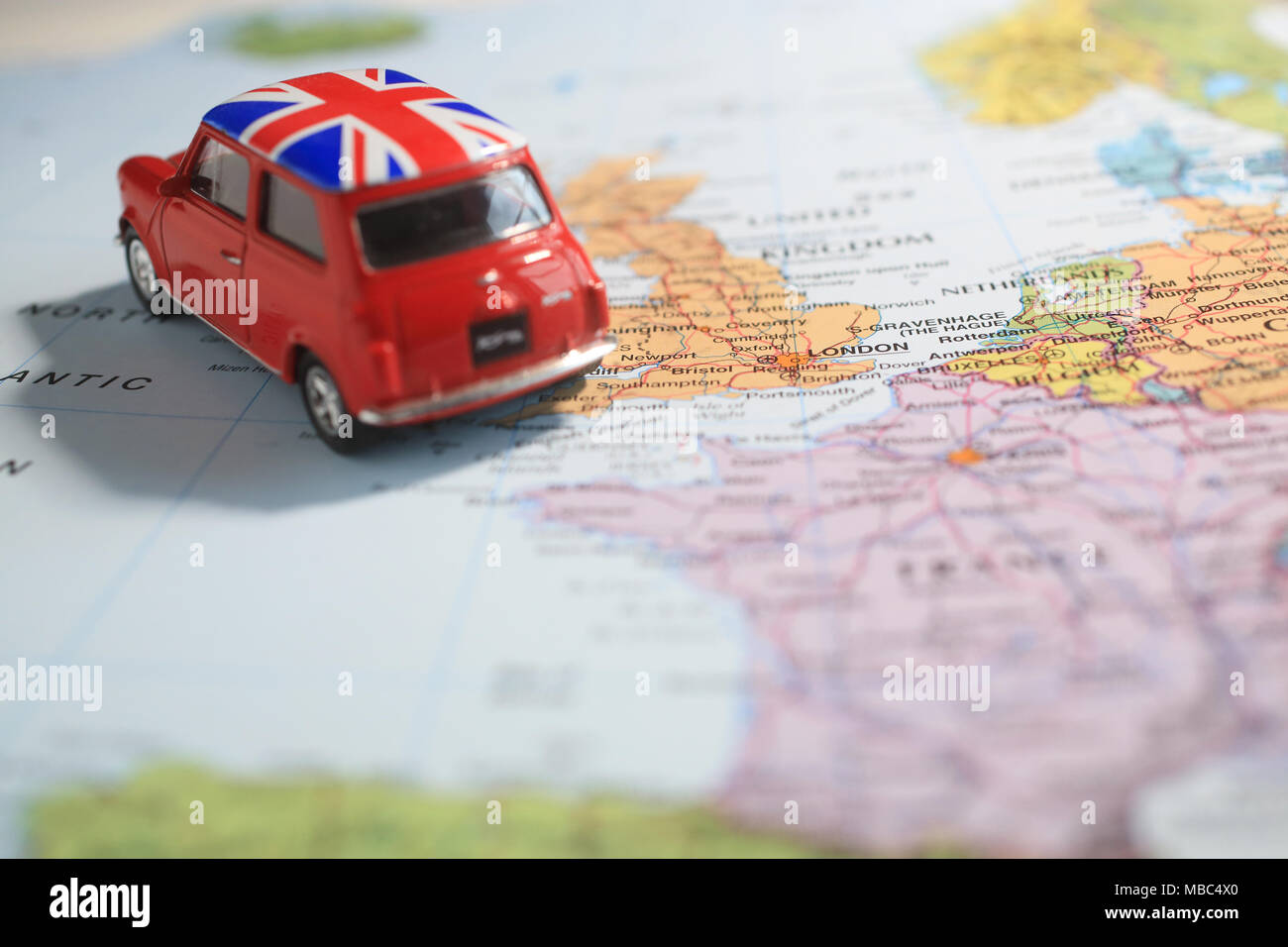 Spielzeug Union Jack mini aus Europa fahren auf der Karte in Richtung GROSSBRITANNIEN, Brexit zu veranschaulichen Stockfoto