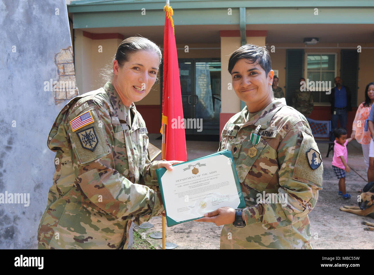 Zivilisten und Soldaten wurden durch die 1. Mission unterstützt den Befehl für ihre außerordentlichen Bemühungen während der Wiederherstellung der Hurrikane Irma und Maria am Ft anerkannt. Buchanan, Puerto Rico am 14. Februar 2018. Dank an die Zivilisten war ein Ziel des gesamten 1.MSC und eine leidenschaftliche Rede wurde von Brig. Gen. Dustin A. Shultz, bevor Sie die Auszeichnungen überreicht. Im Gefolge der Hurrikane, die 1 MSC übernahm die Führung in der Katastrophenhilfe, dass Soldaten auf Urlaub, im Ruhestand, Reserve, Aktive Aufgabe, Regierung Service Mitarbeiter und freiwilligen Helfern. Stockfoto