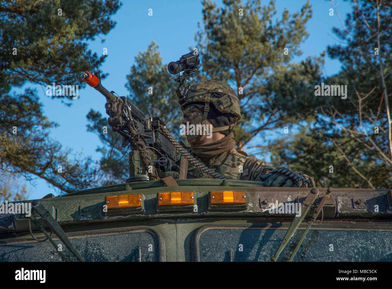 Us-Soldaten zu Echo 1 Bataillon zugeordnet, 3 Aviation Regiment (Attack Reconnaissance), 12 Combat Aviation Brigade, führen ein Feld Training am Amberg lokale Schulungen, Freihoels Forst, Deutschland, 14.02.2018. Das Gerät hat eine Bewertung Feld Training übung für die Soldaten, die von Echo unterstützt Unternehmen zugewiesen sind, Task Force Viper von katterbach Army Airfield. Die Soldaten führen Aviation vorwärts Bewaffnung tanken Punkte, Pflege, Fütterung, Konvoi, und der Verteidigung. (U.S. Armee Stockfoto