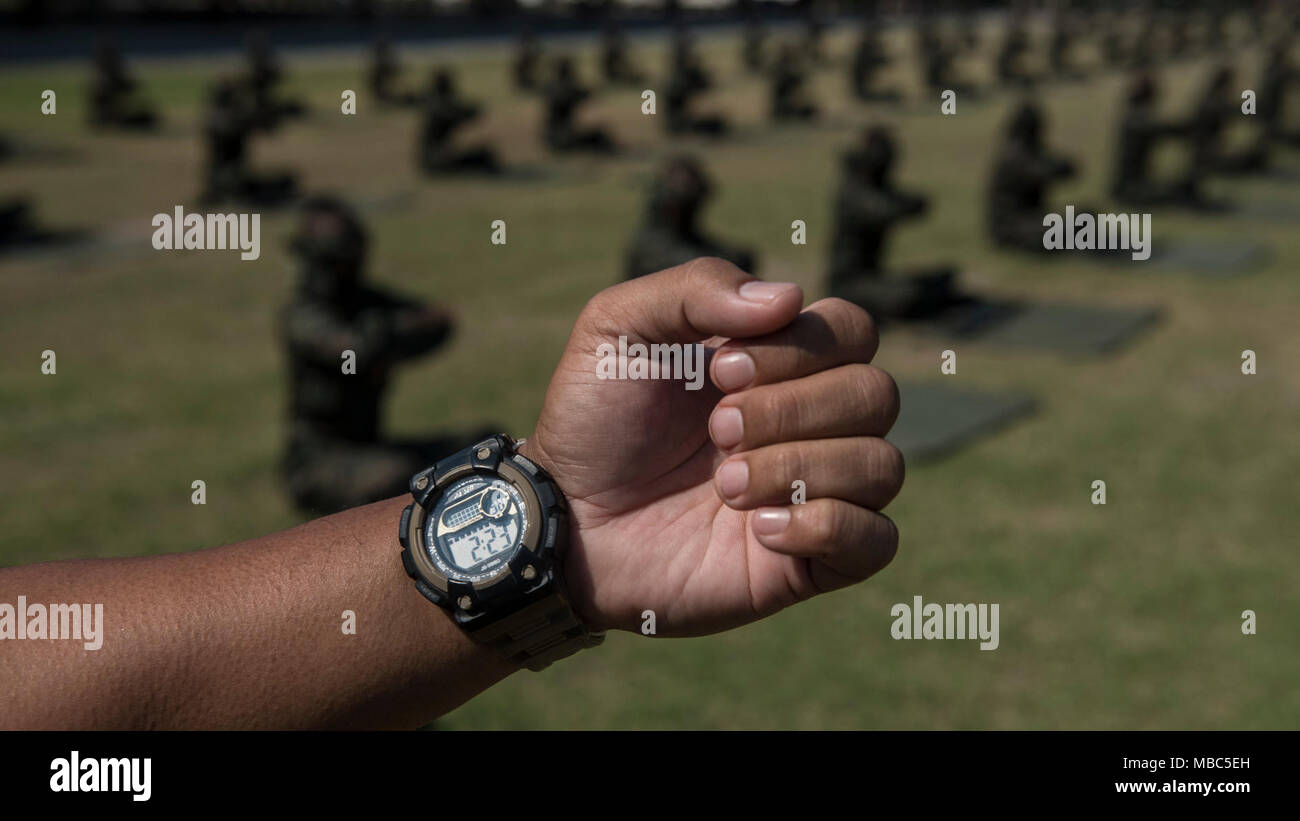 Royal Thai Marine Corps Ausbildung Instructor zählen, wie lange es dauert, für die Königlich Thailändische Marine Corps Rekruten einer M-16 A1 Gewehr zu montieren mit verbundenen Augen, während einer Ausbildung Demonstration 14.02.2018, an die Königlich Thailändische Marine Befehl in der Provinz Chonburi, Thailand. Us Marine Corps Generalleutnant Lawrence Nicholson, Kommandierender General, III Marine Expeditionary Force, besuchte die Königlich Thailändische Marine Befehl, in dem er mit der Königlich Thailändischen Marine Corps Führung besucht und beobachtete training Demonstrationen durch die Königlich Thailändische Marine Corps Rekruten während der Übung Cobra Gold 2018. Die jährliche Übung wird durchgeführt Stockfoto