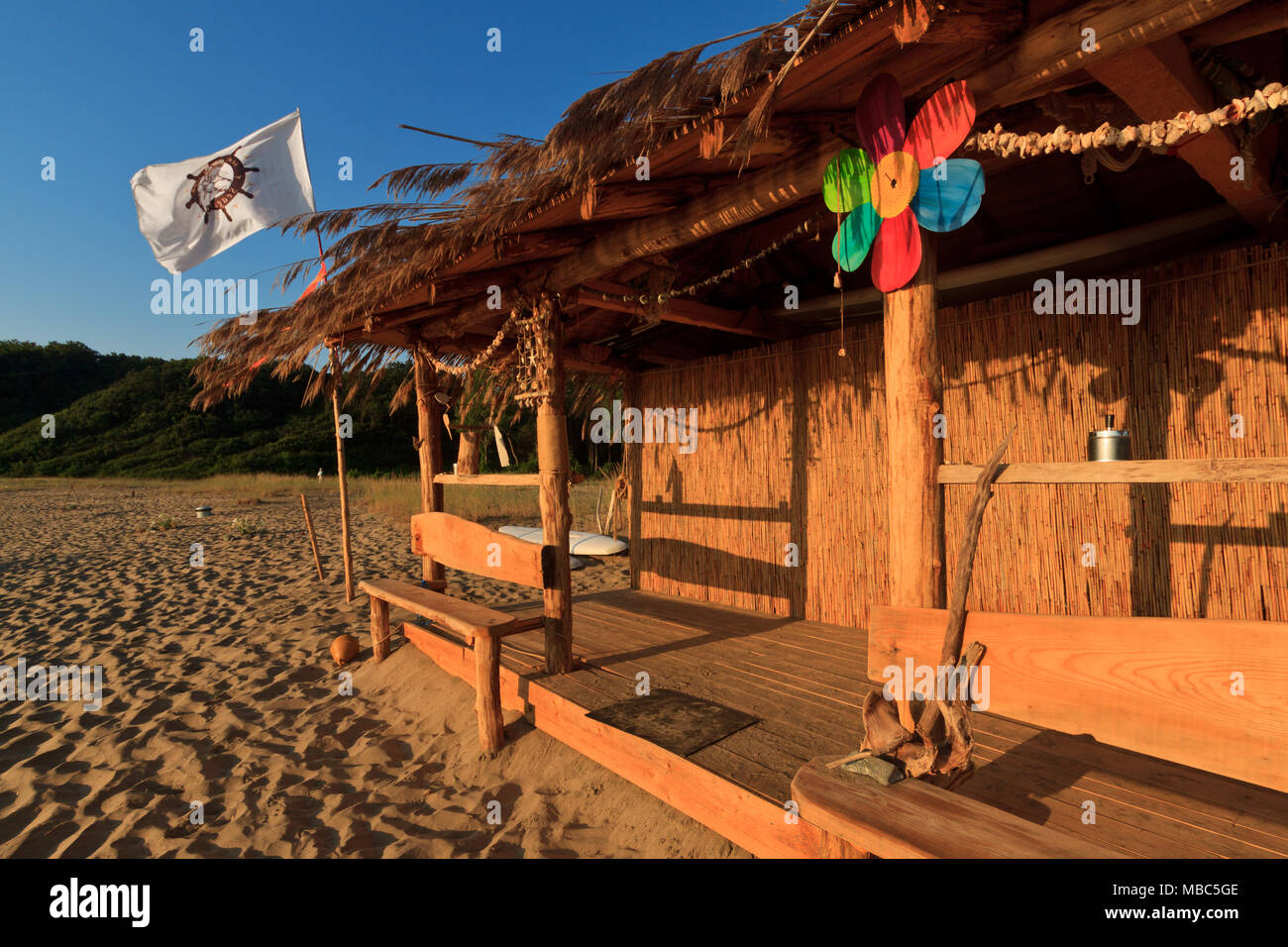 Bungalow mit wehende Flagge. Tag Sommer am sonnigen Strand. Stockfoto