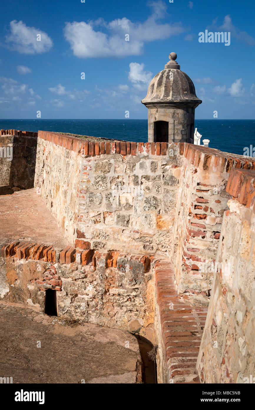 Sentry Box (garita) auf El Morro Fort mit Blick auf das Karibische Meer im alten San Juan Puerto Rico Stockfoto