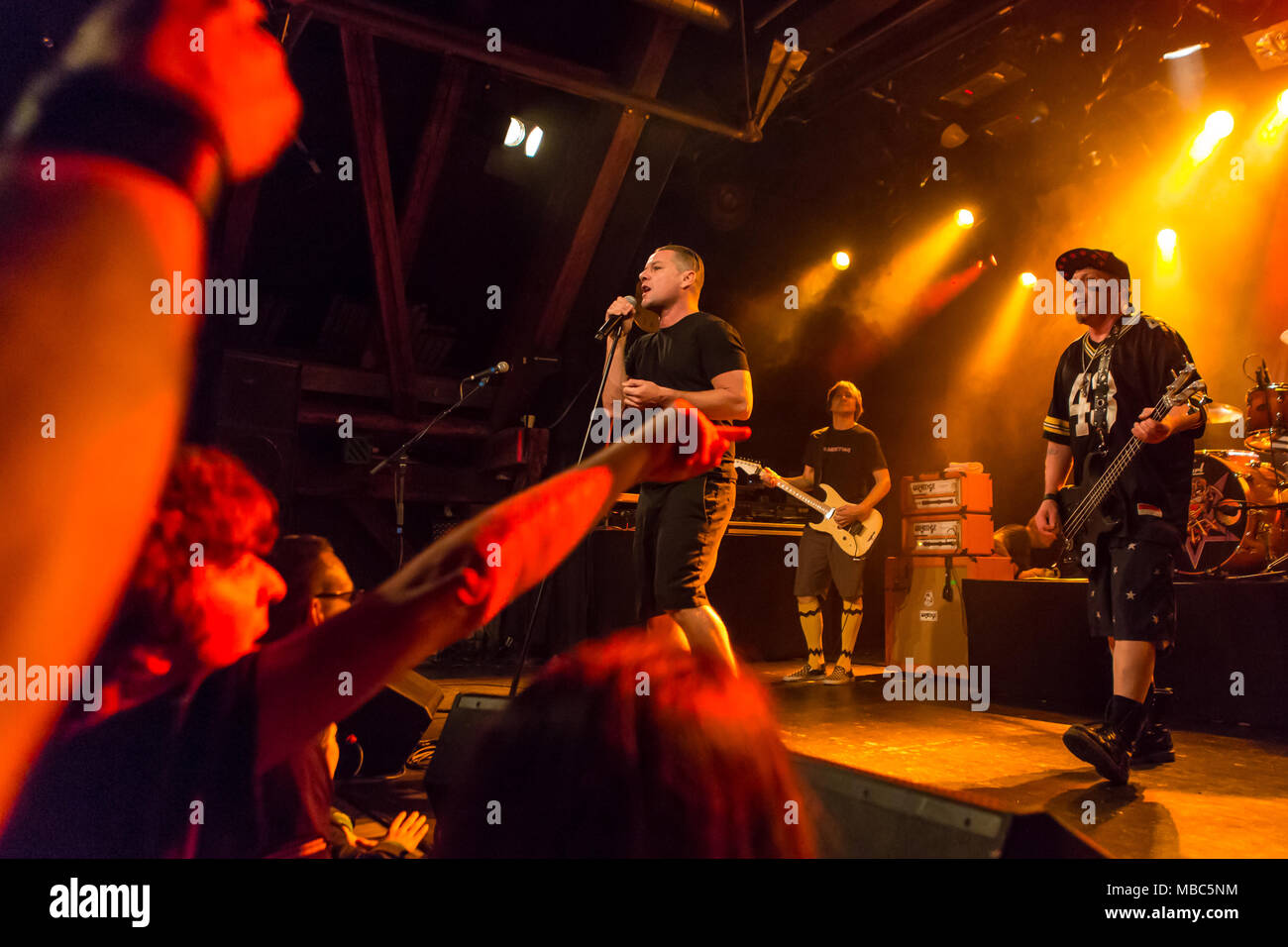 Die US-amerikanische Hard Rock Band Ugly Kid Joe live in der schüür Luzern, Schweiz, Gesang, Whitfield Crane Gitarre Stockfoto