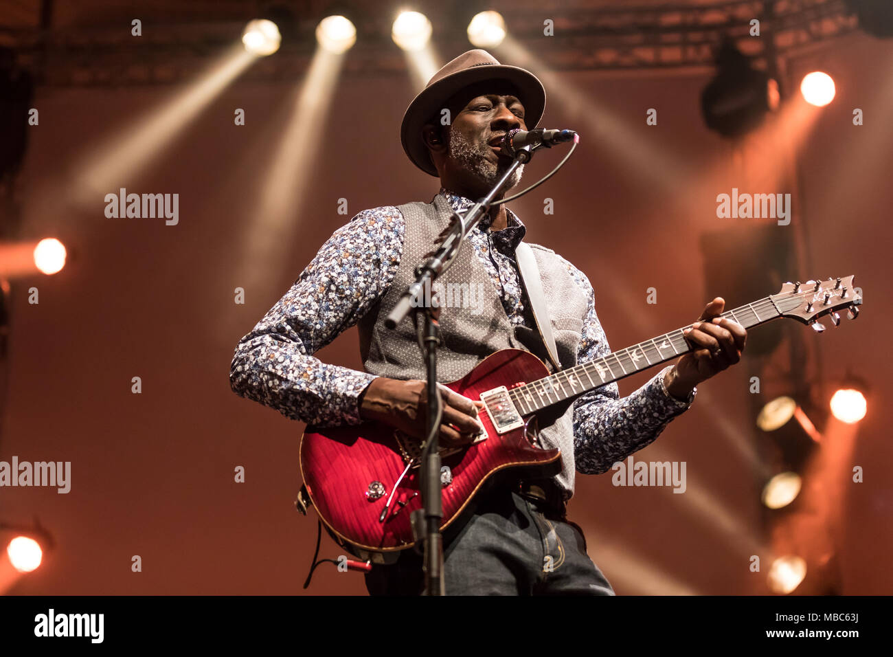 Die amerikanische Bluesmusiker Taj Mahal und Keb' Mo' live am Blue Balls Festival in Luzern, Schweiz Stockfoto