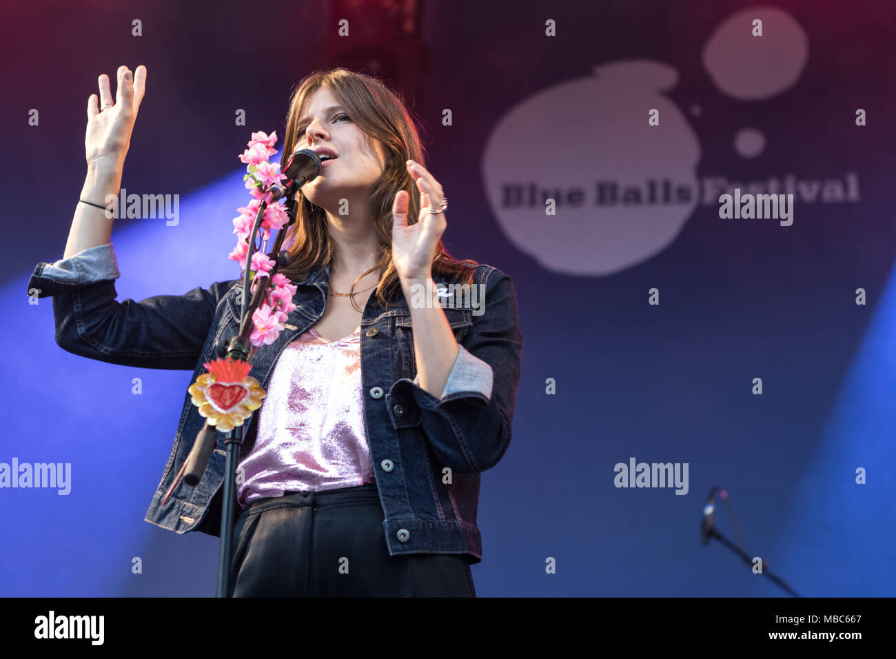 Die britische weibliche pop band Paradisia mit Sophie-Rose Gesang, Anna der Harve und Kristy Gesang und Keyboard, live am Stockfoto