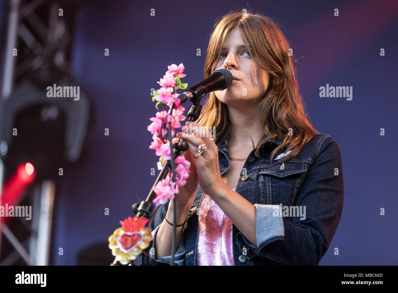 Die britische weibliche pop band Paradisia mit Sophie-Rose Gesang, Anna der Harve und Kristy Gesang und Keyboard, live am Stockfoto