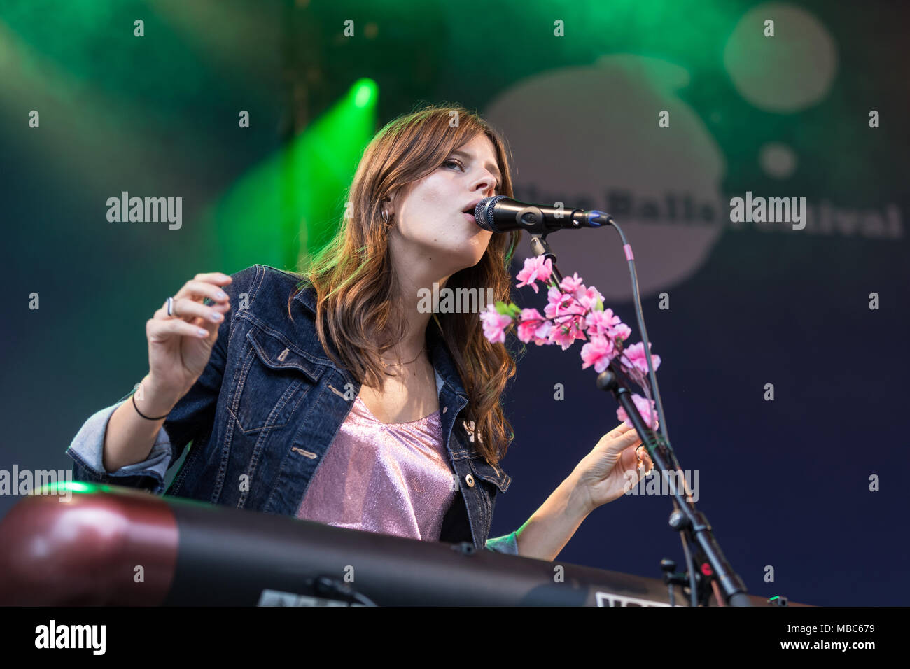 Die britische weibliche pop band Paradisia mit Sophie-Rose Gesang, Anna der Harve und Kristy Gesang und Keyboard, live am Stockfoto