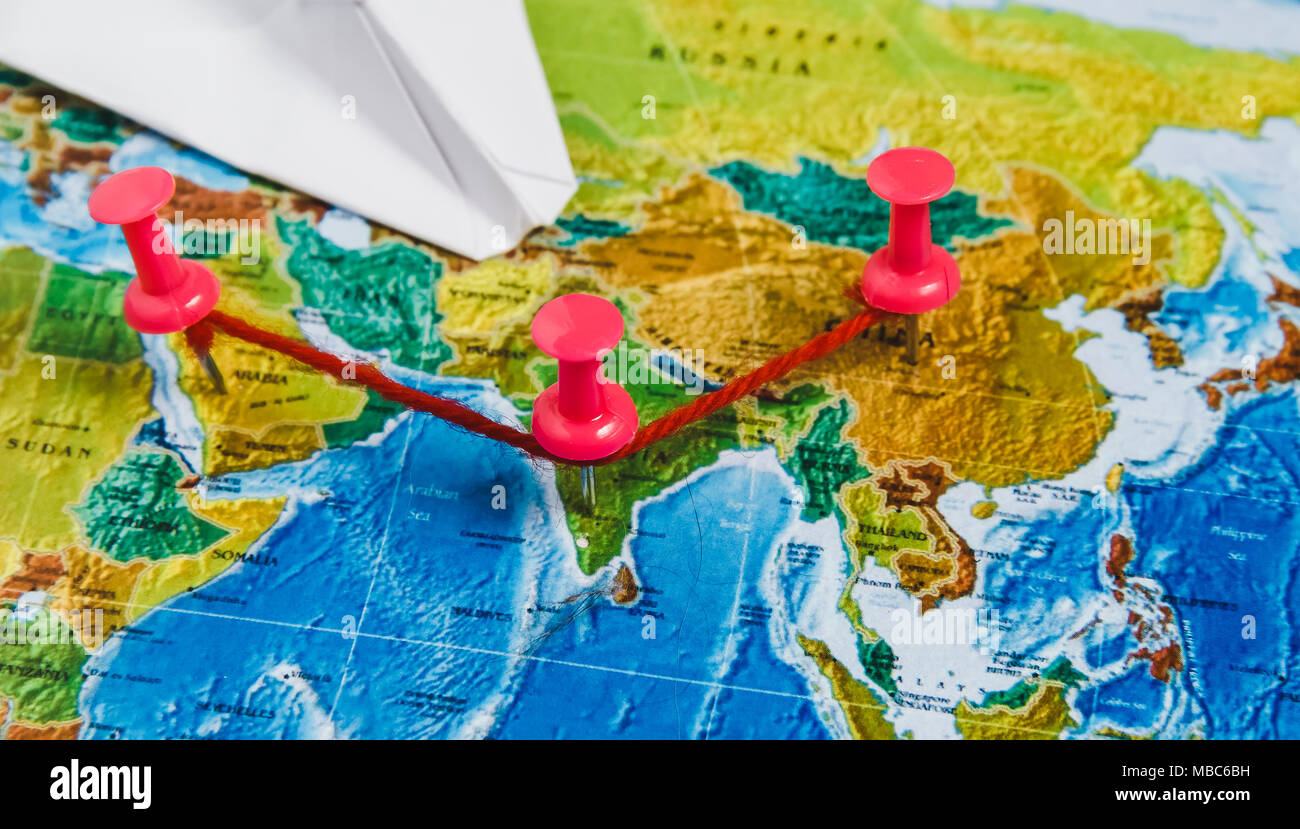 Reiseziel Punkte auf der Weltkarte angezeigt mit bunten Reißnägel, Seil und flache Tiefenschärfe. Stockfoto