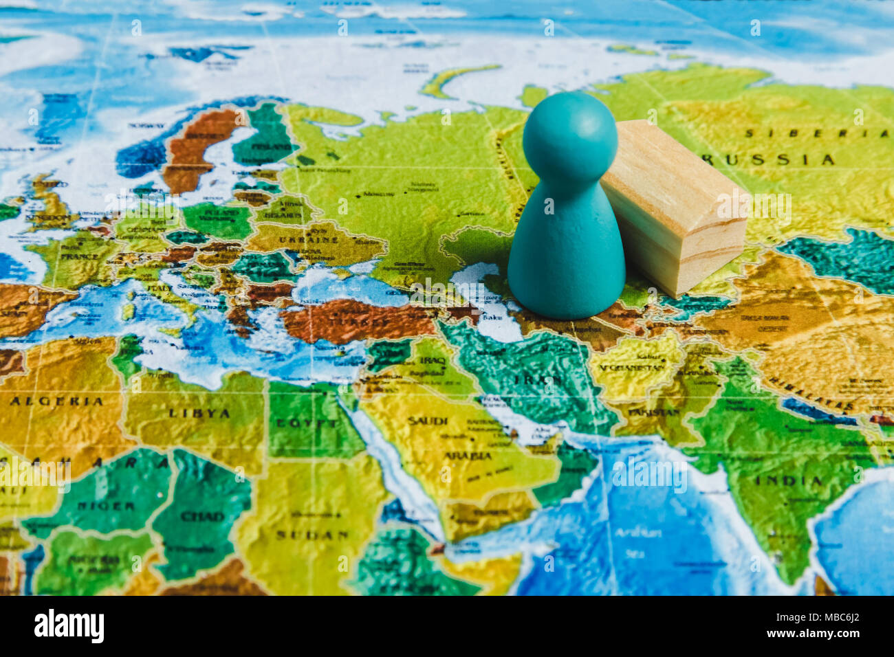 Reisen Konzepte. Traveler Miniatur Mini Figuren stehen auf Weltkarte. Stockfoto