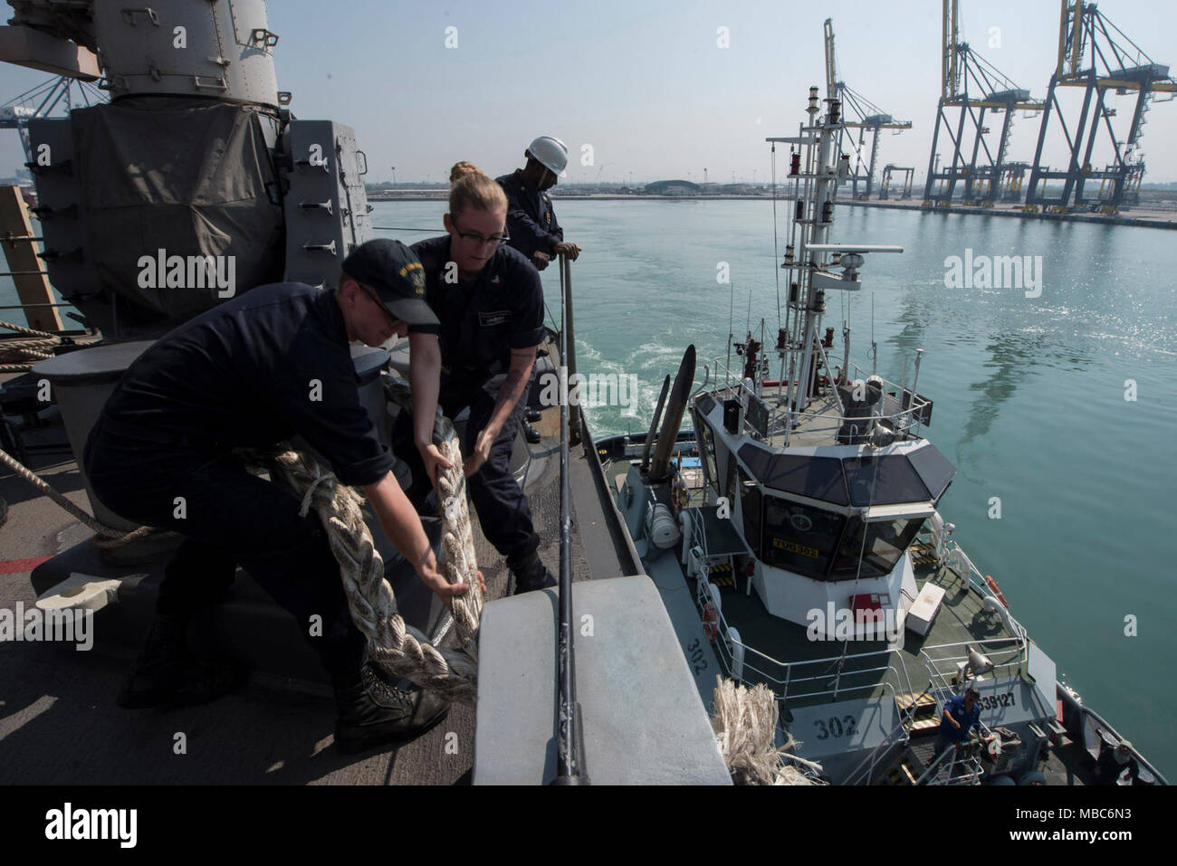 LAEM CHABANG, Thailand (Feb. 14, 2018) Segler warf einen Liegeplatz im Meer-und-anker detail an Bord der Amphibisches Schiff USS BONHOMME RICHARD (LHD6) als das Schiff fährt Laem Chabang, Thailand, Übung Cobra Gold 2018 zu unterstützen. Bonhomme Richard beteiligt sich an CG 18 neben Royal Thai Navy Schiffe und Personal, die Durchführung einer Reihe von Amphibischen Operationen, die taktischen Kompetenzen der Teilnehmer und Flex kombiniert Funktionen für unvorhergesehene Ereignisse zu reagieren, verbessert wird. Cobra Gold ist eine jährliche Übung im Königreich Thailand durchgeführt wurde in diesem Jahr vom 13-23 Februar mit sieben Stockfoto