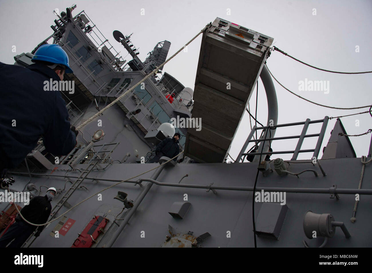 Atlantik (Feb. 14, 2018) Segler Hoist ein Rolling Airframe Missile nach oben in die vordere Raketen Deck des Amphibious Assault ship USS Iwo Jima (LHD7). Die Iwo Jima Amphibious Ready Group (ARG) ist zur Unterstützung der Maritime Security Operations und Theater Sicherheit Zusammenarbeit in Europa und im Mittleren Osten eingesetzt werden. Die Iwo Jima ARG begibt sich die 26 Marine Expeditionary Unit und umfasst die Iwo Jima, die amphibious Transport dock Schiff USS New York (LPD-21), das Dock Landung Schiff USS Oak Hill (LSD 51), Flotte Op-Team 8, Hubschrauber Meer Combat Squadron 28, Tactical Air Control Squadron Stockfoto