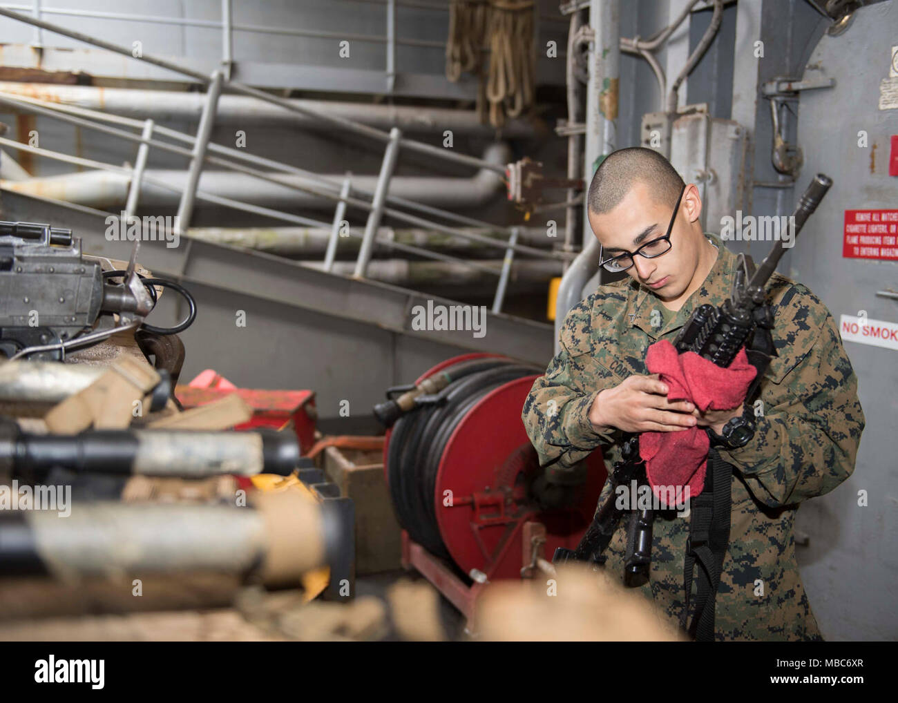 Ozean (Feb. 14, 2018) Lance Cpl. Matthäus Cortes aus Long Island, New York, reinigt ein M4 Gewehr an Bord der Station Landung Schiff USS Oak Hill (LSD 51). Die Iwo Jima Amphibious Ready Gruppe begibt sich die 26 Marine Expeditionary Unit und umfasst Oak Hill, die Amphibisches Schiff USS Iwo Jima (LHD7), die amphibious Transport dock Schiff USS New York (LPD 21), Flotte Op-Team 8, Hubschrauber Meer Combat Squadron 28, Tactical Air Control Squadron 22, Komponenten der Naval Beach Gruppe 2 und die begonnen, Mitarbeiter der Amphibischen Squadron 4. (U.S. Marine Stockfoto