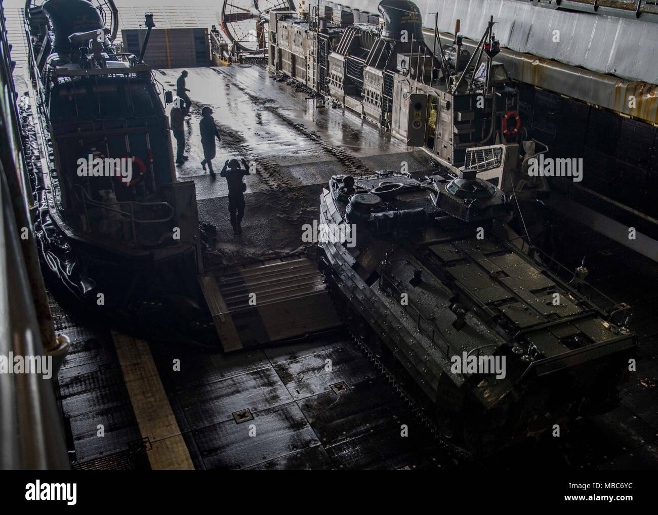 Ozean (Feb. 14, 2018) Marines bis 26 Marine Expeditionary Unit Bataillon Landung Team zugewiesenen direkt ein amphibisches Fahrzeug in das Deck des Dock Landung Schiff USS Oak Hill (LSD 51). Die Iwo Jima Amphibious Ready Gruppe begibt sich die 26 MEU und umfasst Oak Hill, die Amphibisches Schiff USS Iwo Jima (LHD7), die amphibious Transport dock Schiff USS New York (LPD 21), Flotte Op-Team 8, Hubschrauber Meer Combat Squadron 28, Tactical Air Control Squadron 22, Komponenten der Naval Beach Gruppe 2 und die begonnen, Mitarbeiter der Amphibischen Squadron 4. (U.S. Marine Stockfoto