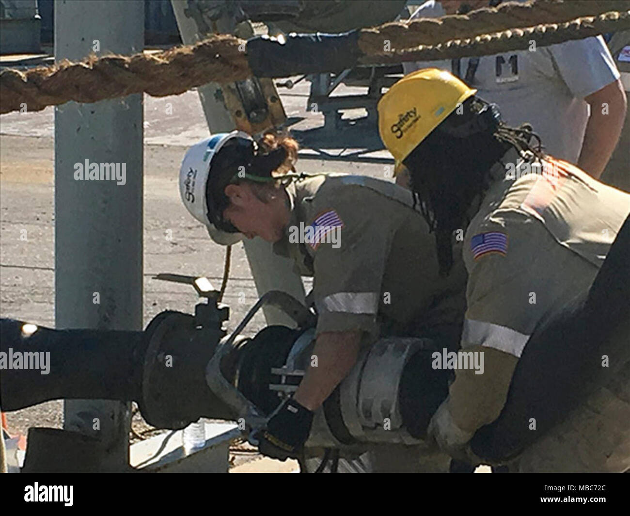Besatzungsmitglieder aus der Military Sealift Command Schiff MT Evergreen State an CONSOL Training am Gange Auffüllung Test Site, Naval Base Port Hueneme, Calif, 24.02.12-15 teilnehmen. Die Ausbildung ist der erste von drei Phasen der Ausbildung, dass das Schiff die Konsolidierte durchführen zu tanken mit MSC bekämpfen Logistik Flotte Schiffe qualifizieren. Stockfoto
