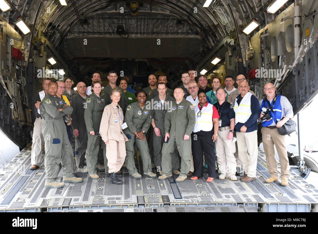 Flieger von mehreren Aeromedical evacuation Staffeln arbeiten mit zivilen Krankenschwestern und Ärzte während der PATRIOT South At Jackson Fräulein, Feb 14, 2018. PATRIOT South 2018 ist eine Übung, die lokale, staatliche und föderale Organisationen zu koordinieren, die in Reaktion auf die simulierten Notfallszenarien und zu arbeiten. (Us Air National Guard Stockfoto